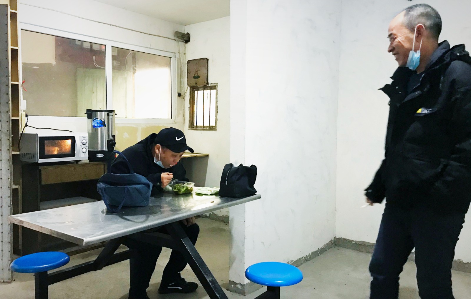 10月份，公司新租建駕駛員休息室之一，駕駛員在休息室內(nèi)愉悅休息與交談.jpg